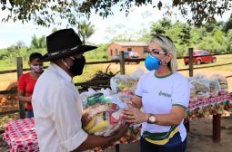 Entrega de cestas em Manacapuru