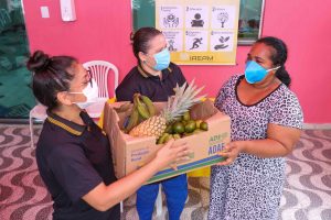 Imagem da notícia - Governo do Estado beneficia famílias com doações de frutas em ação emergencial da Seas e ADS, no bairro Lírio do Vale