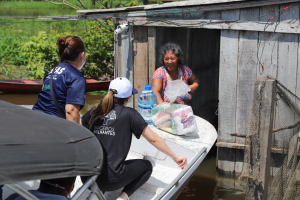 Imagem da notícia - Moradores da Ilha do Baixio, em Iranduba, recebem ação emergencial de segurança alimentar e prevenção à Covid-19