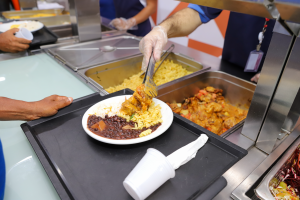 Imagem da notícia - População comemora retomada das atividades presenciais em restaurantes populares