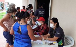 Imagem da notícia - Força-tarefa do Auxílio Estadual Enchente entrega cartões e cestas básicas no Educandos, zona sul de Manaus