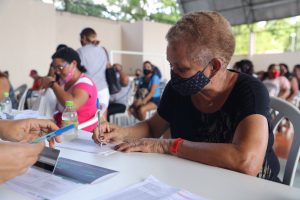 Imagem da notícia - População recebe cartão e aprova Auxílio Estadual Permanente