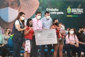 Imagem da notícia - Governo do Amazonas inicia entrega do Auxílio Estadual permanente em Itacoatiara, onde vai alcançar mais de 6 mil famílias