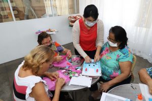 Imagem da notícia - Centros realizam oficinas de produtos da Páscoa com Grupos de Convivência