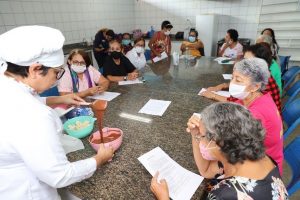 Imagem da notícia - Idosos do Ceci Aparecida aprendem a fazer ovos de Páscoa e são contemplados com kits