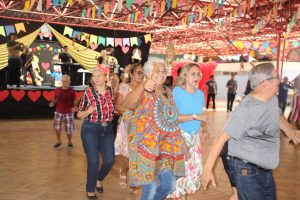 Imagem da notícia - Centros promovem bailes para ‘eternos namorados’ com danças e comidas típicas juninas