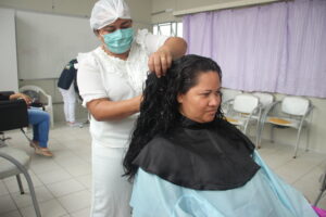 Imagem da notícia - Embelezamento e palestra sobre Crédito Rosa às mulheres marcam manhã de atividades no CECF André Araújo