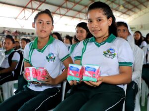 Imagem da notícia - Programa Dignidade Menstrual chega a Maués e mais de 16 mil pacotes de absorventes são entregues à meninas em situação de pobreza e extrema pobreza