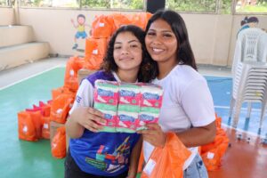 Imagem da notícia - Em Rio Preto da Eva, Governo do Amazonas entrega mais de 3 mil pacotes de absorventes para alunas da rede pública