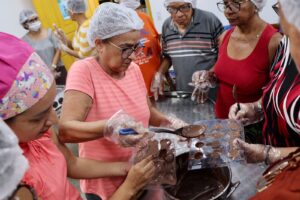 Imagem da notícia - Seas ajuda comunitárias do Alvorada a gerar renda na produção de ovos e coelhinhos de chocolate