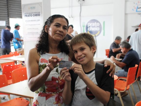 Auxílio Estadual e Prato Cheio garantem autonomia e segurança alimentar de mães e filhos no Amazonas