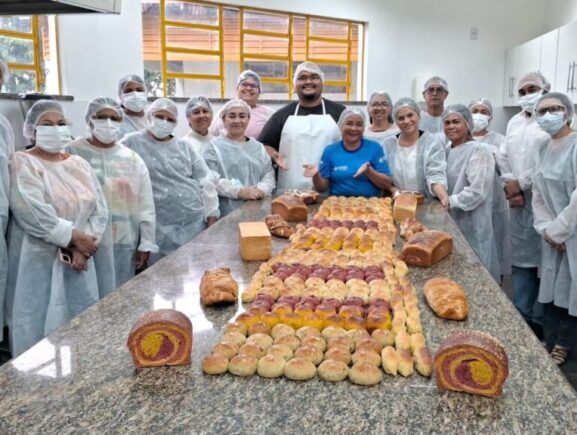 Imigrantes acolhidos pelo Governo do Amazonas recebem certificados do Projeto Padaria Artesanal