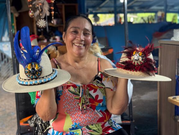 Festival de Parintins 2025: Empreendedoras do Crédito Rosa impulsionam vendas durante a festa de Caprichoso e Garantido