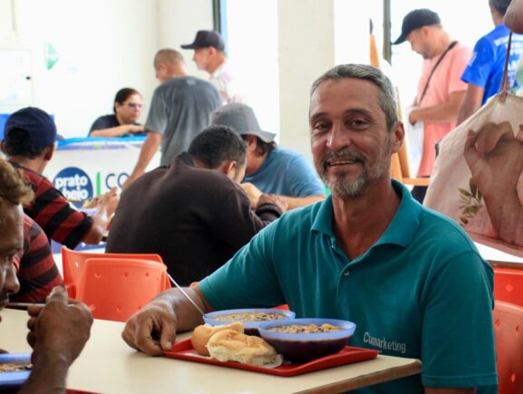 Sopas são refeições nutritivas e versáteis servidas nas cozinhas populares do programa Prato Cheio