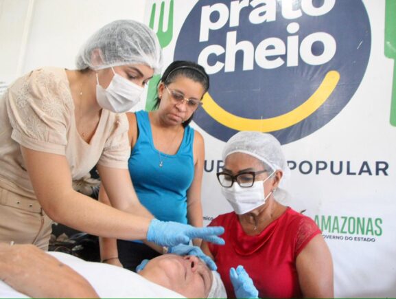 Prato Cheio do bairro Petrópolis realiza curso básico de design de sobrancelhas para frequentadoras