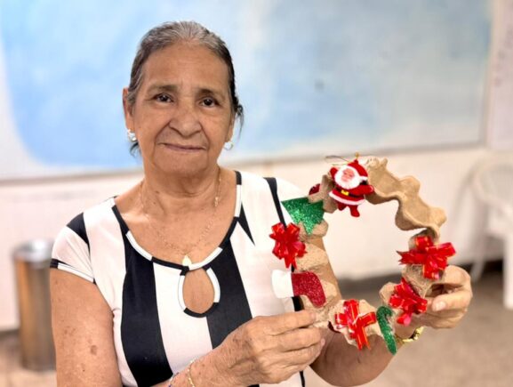 Renda extra: Centro de Convivência realiza oficina de confecção de guirlandas com materiais recicláveis