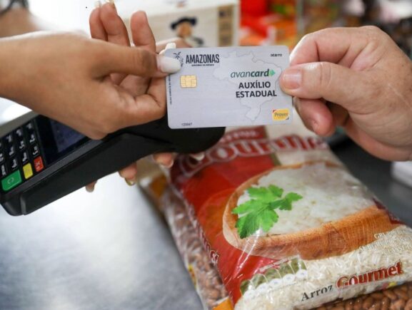 Governo do Amazonas inicia entrega de novos cartões do Auxílio Estadual por municípios do Alto Solimões