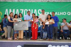 Imagem da notícia - Governador Wilson Lima entrega mais 800 cartões do Auxílio Estadual em Tabatinga, alcançando 1.600 no Alto Solimões