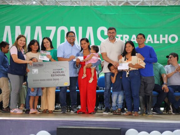 Governador Wilson Lima entrega mais 800 cartões do Auxílio Estadual em Tabatinga, alcançando 1.600 no Alto Solimões