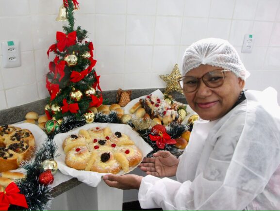 Projeto Padaria Artesanal realiza aula de pães natalinos