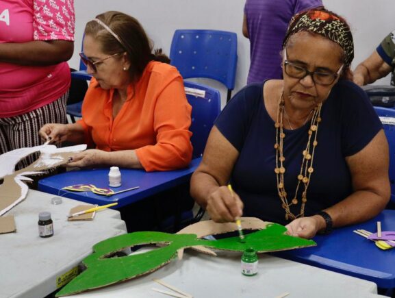 Centros de Convivência promovem oficinas de criação de adereços e máscaras para o Carnaval