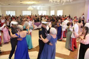 Idosas do Ceci Aparecida celebram seus 70 anos com baile 'Rosas De Maio' 