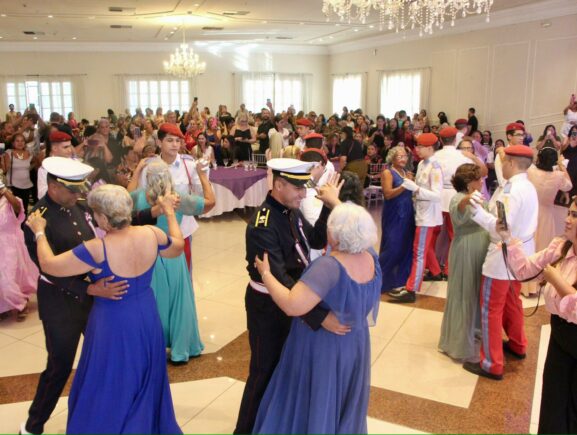 Idosas do Ceci Aparecida celebram seus 70 anos com baile 'Rosas De Maio' 